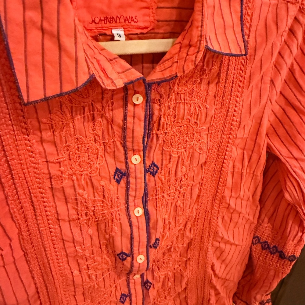 JOHNNY WAS Embroidered button down collared top ❤️🧡💙
